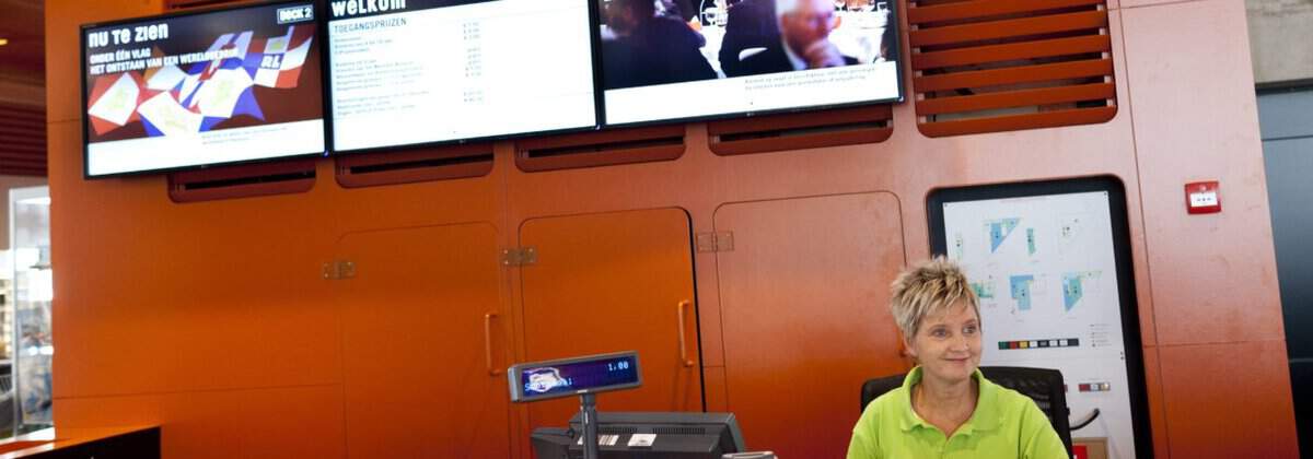 Vrijwilligerswerk | Vrijwilligers Aan Zet | Kenniscentrum vrijwilligers Vrijwilliger achter de balie bij de ticketverkoop theater